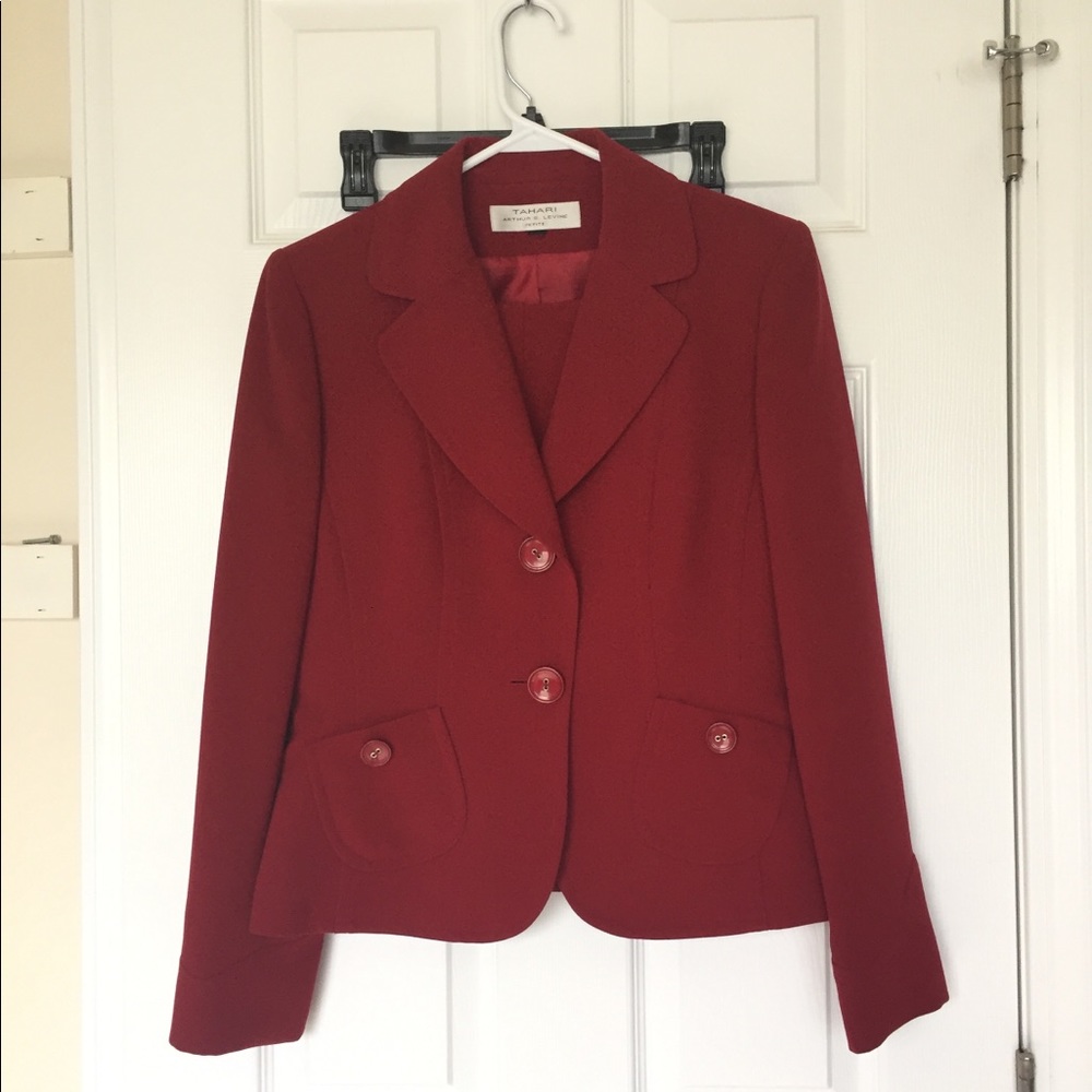 Tahari 2 piece woman’s skirt suit